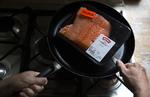 UMYNDIGGJORT. Her hviler havets blegrøde kæmpe reduceret til et kønsløst, skiveskåret nyttedyr med sære sygdomme.  