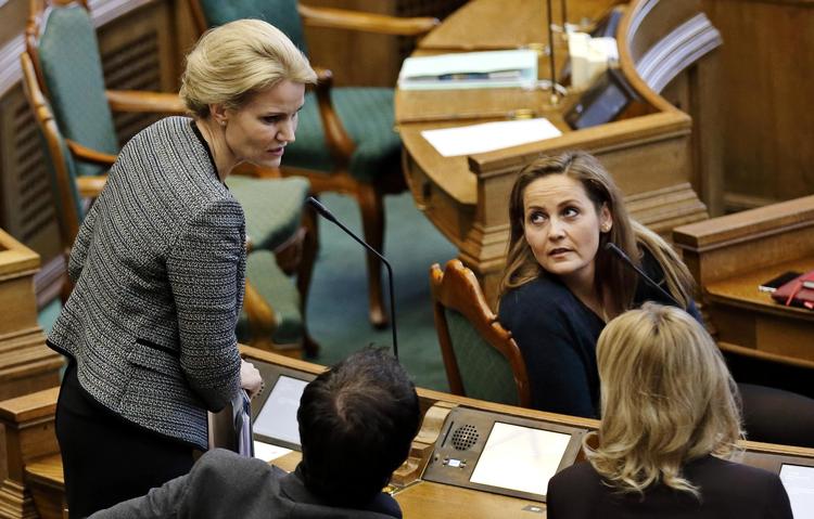 »Det er åbenbart SF’s skyld, at Helle Thorning-Schmidt ikke blev en succes. Ikke deradikale, som blokerede for en dagpengeløsning. Ikke Bjarne Corydon, som insisterede på selskabsskattelettelser midt i enkrisetid«, lyder Pia Olsen Dyhrs svar på Thornings kritik. 