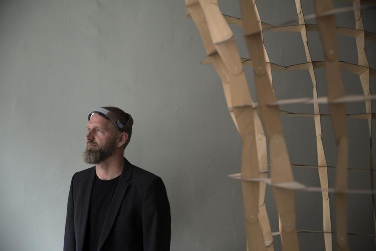 Rethink kalder Dansk Industri det. Hjerneforsker Morten Friis-Olivarius har opfundet en hjelm, der med elektronisk stimulation kan lokke hjernen ud på mere kreative sidespor. 