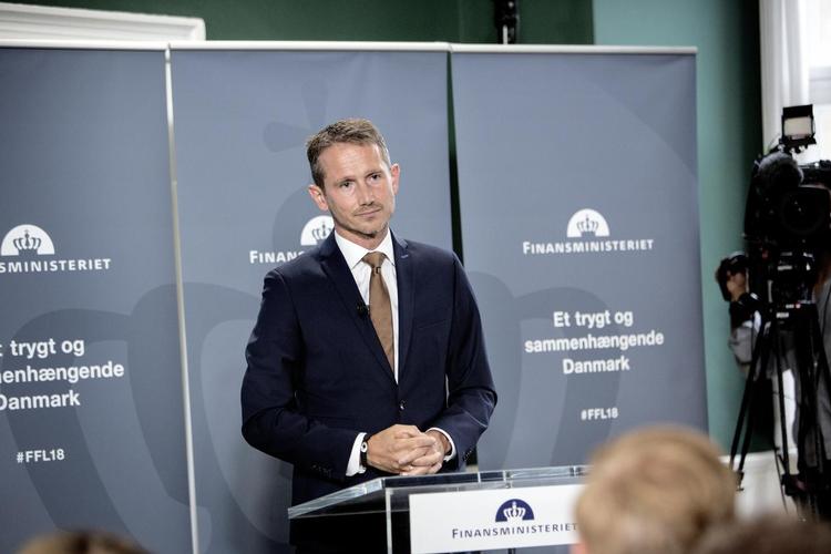 Det offentlige forbrug skal næste år vokse 0,5 pct., sagde finans-minister Kristian Jensen, da han frem-lagde regeringens forslag til finanslov for 2017. Men i andre udspil er væksten på 0,4 pct. eller 500 mio. kr. mindre. 