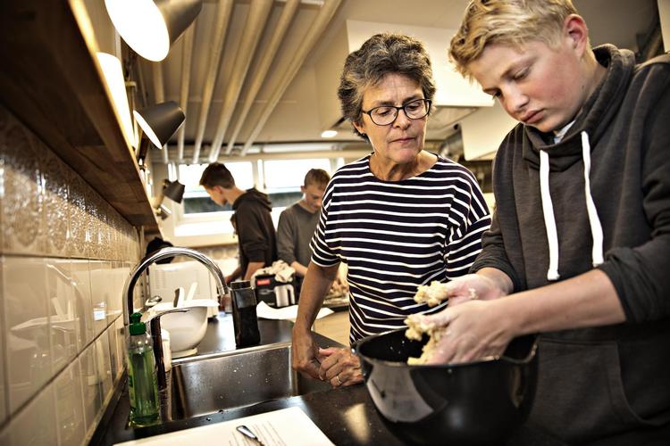 Ifølge efterskolelærer Lisbeth Mikkelsen kan elevernes tid på efterskolen typisk inddeles i fem faser. 