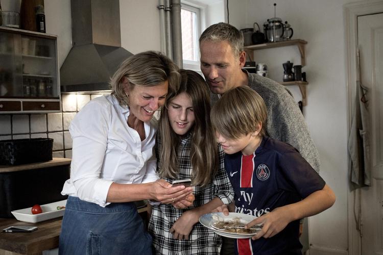 Familien Kobberøs yngste søn, Arthur, har sendt et billede, og hans søskende, Selma og Aksel, samt forældrene Rikke og Jeppe nyder de digitale glimt af sønnens efterskoleliv. 