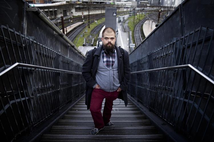 Markus Axelsson blev forsinket 3,5 timer med toget. Han kendte sin ret til nødforplejning fra den svenske togtrafik. I sidste ende måtte DSB give ham ret i klagesagen. 