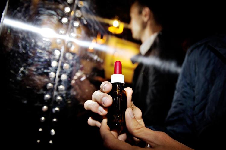 Lasse opløser LSD i vand og indtager væsken i mikrodoser to gange om ugen. Flaskens indhold rækker til ti doseringer. 