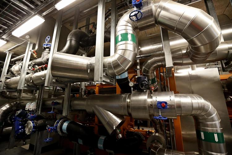 Hvor mange penge, fjernvarmeselskaberne skal kradse ind hos fjernvarmekunderne, er usikkert, men selskaberne har i alt søgt om forrentning af mindst 12 mia. kroner. 