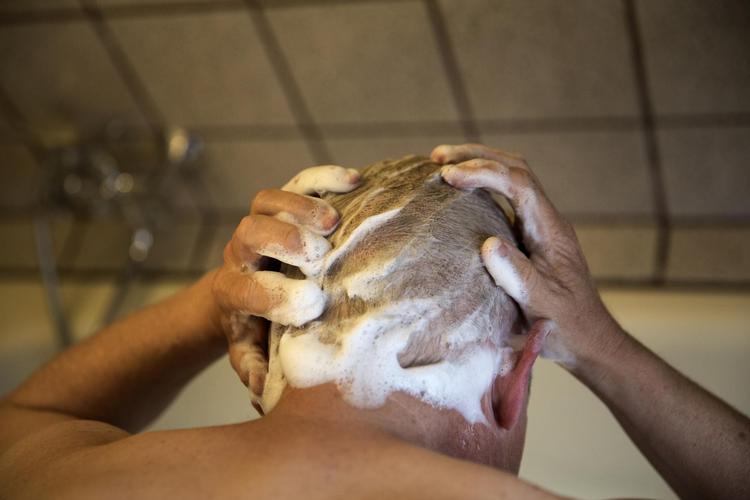 Det gælder om at tage små skridt her i tilværelsen og have øje for hverdagens gaver. Nogle gange kan en glemt flaske shampoo redde dagen.  