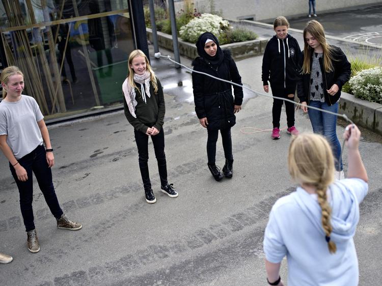Safa og pigerne fra hendes klasse leger i skolegården, hvor mange sprogproblemer kan overvindes med tegnsprog. 