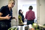 Klokken 17 udleveres der gratis madvarer i Netværkshuset i Gentofte. For Samar Ghurab (i midten) er det en stor hjælp. 