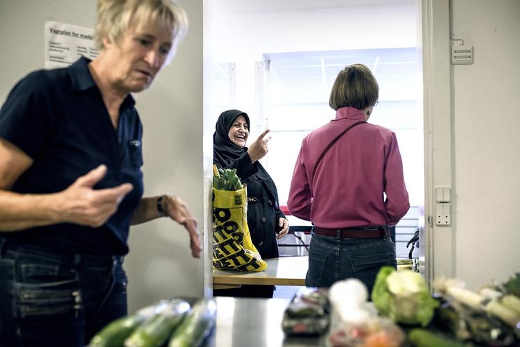 Klokken 17 udleveres der gratis madvarer i Netværkshuset i Gentofte. For Samar Ghurab (i midten) er det en stor hjælp. 