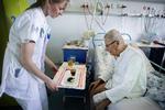 Politiske løfter til den aldrende del af befolkningen får patienter til at strømme til hospitalerne. Personalet har svært ved at følge med. 
