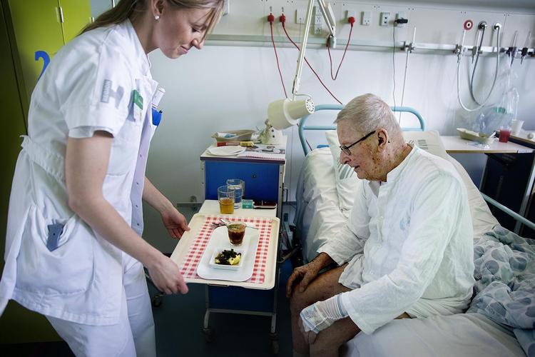 Politiske løfter til den aldrende del af befolkningen får patienter til at strømme til hospitalerne. Personalet har svært ved at følge med. 