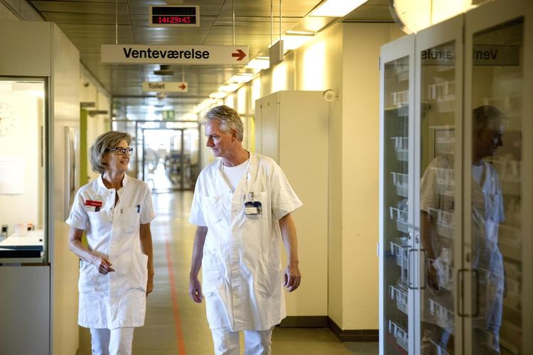 Oversygeplejerske Margit Roed og klinikchef Henrik Sillesen på Karkirurgisk Klinik på Riget har flere gange fået personalet til at arbejde over for at hjælpe patienter på venteliste. 