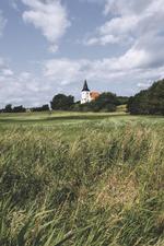 Magleby Kirke på Langeland er via fredning beskyttet mod skæmmende siloer eller master omkring sig. Men kan det kaldes naturfredning? 