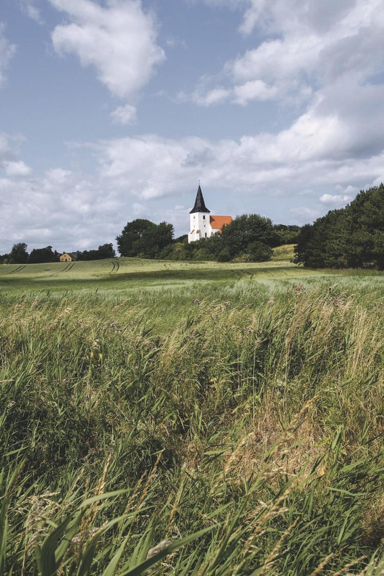Magleby Kirke på Langeland er via fredning beskyttet mod skæmmende siloer eller master omkring sig. Men kan det kaldes naturfredning? 