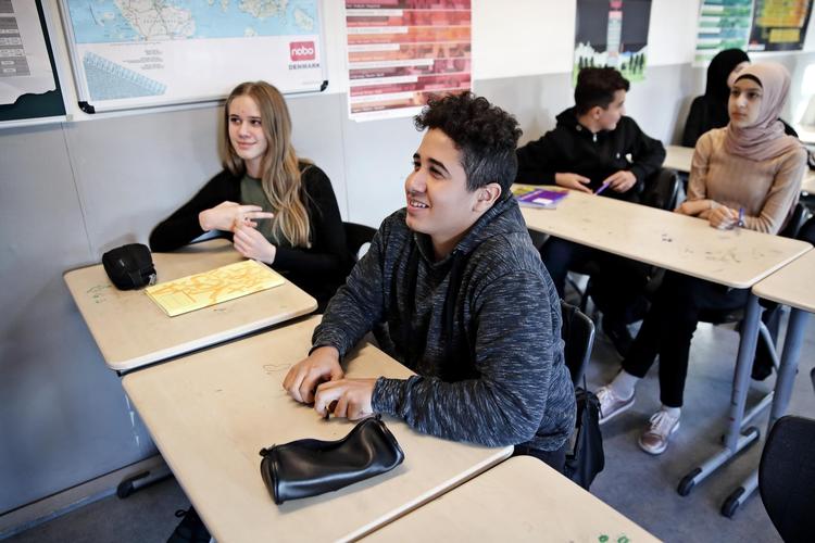 Aseel Charkie, Hadi Hajar, Salma Staytie og Shadi Yassine går i 9. klasse på Al-Huda Skolen i København og ser mange fordele i, at flygtningebørn kommer i en muslimsk friskole. Blandt andet at de kan få hjælp af nogen, der taler deres sprog. 