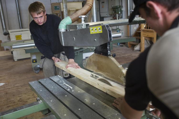 Benjamin Gade er vokset op på et nedlagt landbrug og har altid hjulpet til med det praktiske, mens Kristian Guldbæks far er tømrer. Derfor var deres uddannelsesvalg enkelt, fortæller de to tømrerlærlinge. 