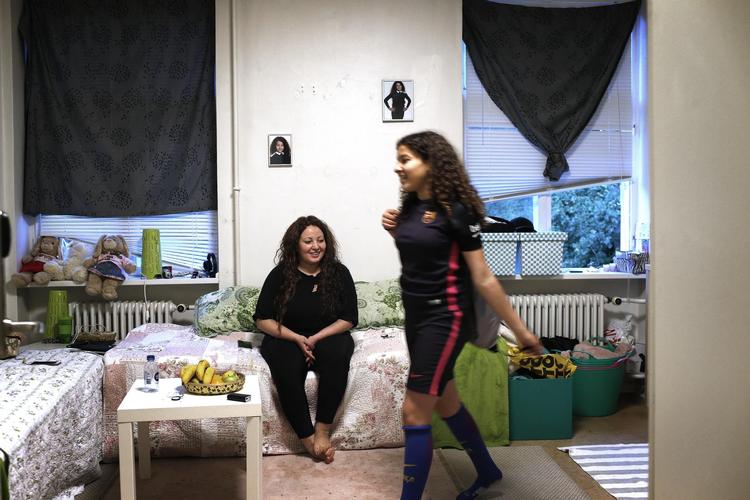 Nabilas 12-årige datter Malak er lige kommet hjem fra fodboldtræning med sine veninder. 