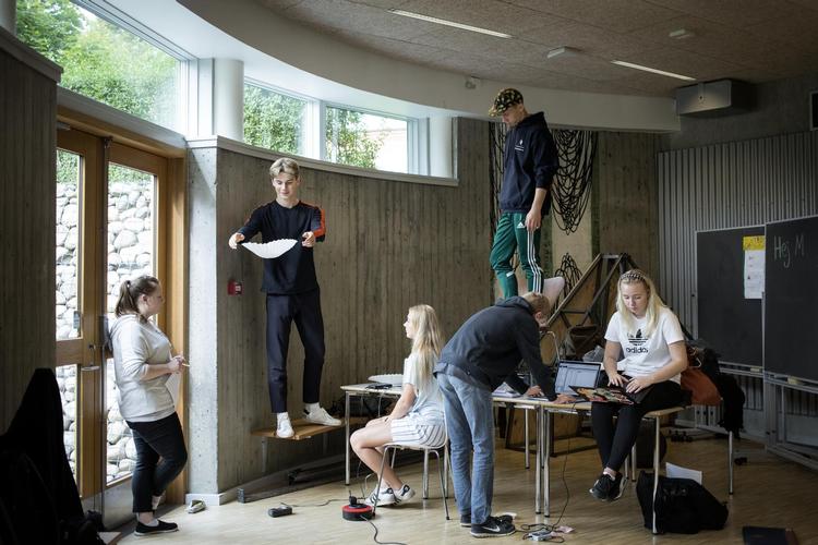 Victor Svenstrup (stående på stolen) valgte stx, fordi han er bredt interesseret i samfundet, og især timerne med naturfag og eksperimenter er spændende, synes han. 