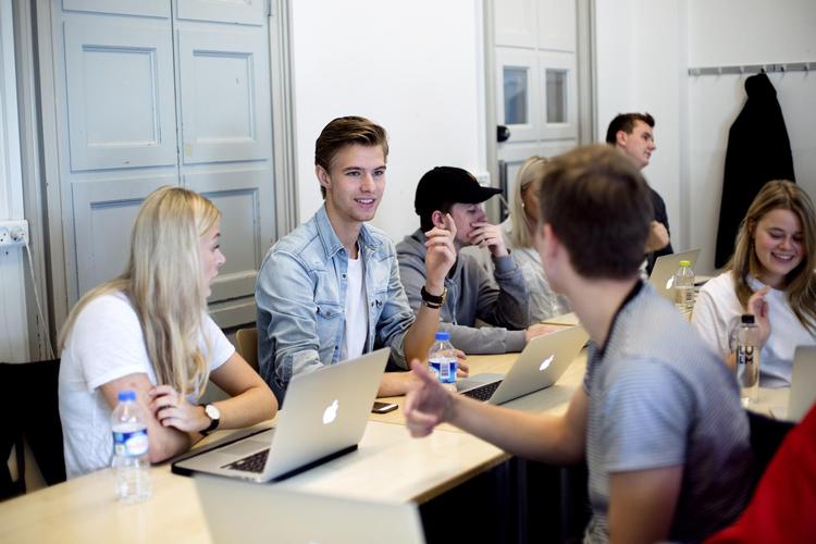 Mathias Roland motiveres af de specialiserede fag på hhx, for han ved allerede, at han vil videreuddanne sig inden for handel. 