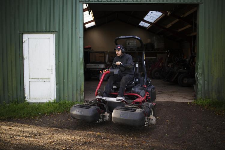 At arbejde i naturen giver en følelse af frihed, fortæller greenkeeper Jarl Tranekær Jørgensen. 