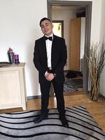 Servet Abdijas far er særlig stolt over billedet af sønnen, som for første gang var i jakkesæt og butterfly til en familiebegivenhed. Privatfoto
