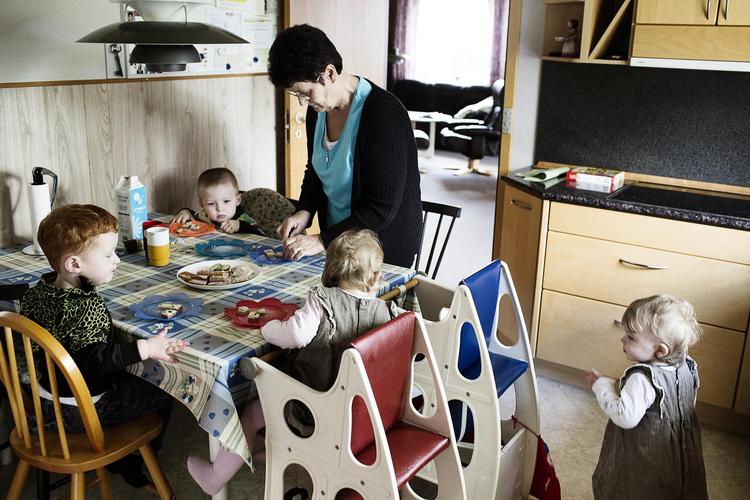 Dagplejer Randi Cederlund er en af dem, der har været i børne- branchen i mange år. Men hun er en truet art i dag, hvor stadig flere forældre vælger at sende deres småbørn i vuggestue. 