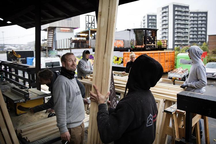 Mads Peter Laursen er daglig leder af Institut for (X), der er en kultur- og forretningsplatform, som vejleder de omtrent 50 virksomheder, 25 foreninger og 90 værksteder, der hører til på området. Dele af området nedlægger kommunen for at give plads til en ny arkitektskole.  