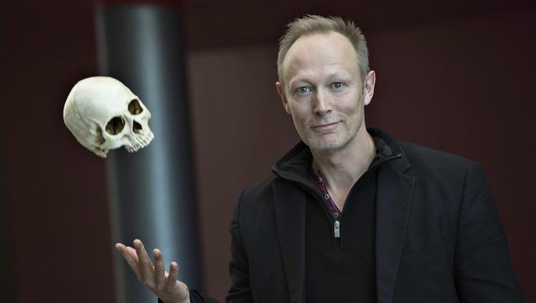 Skuespilleren Lars Mikkelsen – fotograferet uden skæg før optagelserne – er den gennemgående fortæller i DR’s Historie om Danmark. 