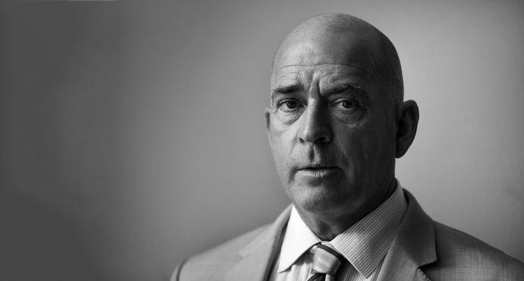 . Søren Espersen kritiserer J.O. Krags rolle i serien: »H.C. Hansen var den store kanon, Stauning også. Krag var en ganske almindelig politiker«. 