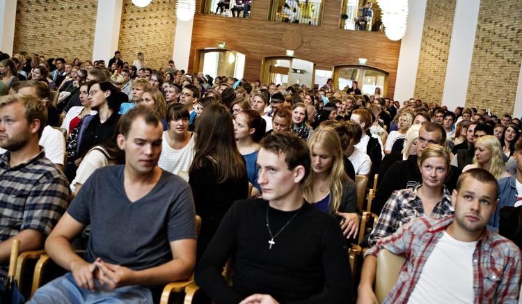 Aarhus Universitet har på en række naturvidenskabelige uddannelser været hårdt ramt af frafald. Det får nu AU til at indføre karakterkrav. 