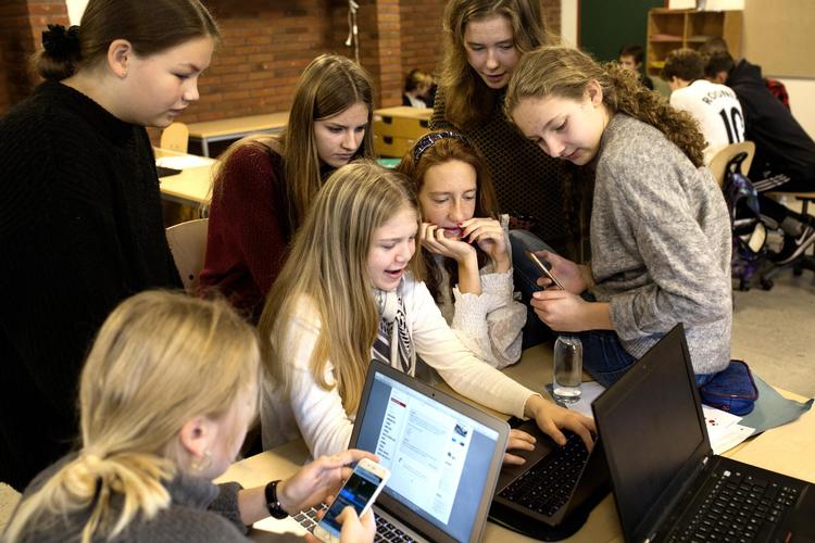 »Det ville være meget fedt at være sammen med nogle andre typer mennesker«, siger Cathrine (længst th.) fra 8. a på Virum Skole, der er blandt eliteskolerne. Andreas Haubjerg