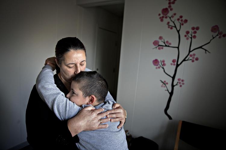 Sükran Demirtas sidder på 4. uge indespærret i Udlændingecenter Ellebæk i Birkerød, hvor hun kan modtage besøg af familien. Her den yngste søn Gürkan på 9 år. Frihedsberøvelsen er netop forlænget med en måned. 