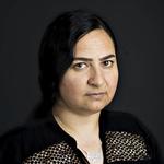 Ghaliya, der nu lærer tysk i Stuttgart, med navnet på sin lillebror, der blev dræbt, i sin halskæde. 