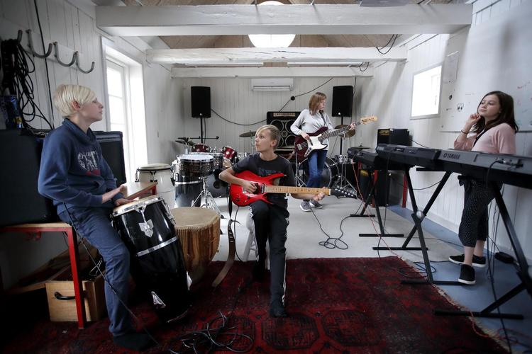 I folkeskolen må der være op til 28 elever i en klasse. På Højbo Friskole er der kun ét spor med maksimalt 20 elever i hver klasse. Det kan være en grund til, at skolen er populær – ligesom de to musiktimer hver uge. 