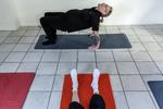 Instruktør Jan Lønning Petersen demonstrerer yoga-øvelserne for brugere af værestedet ’Stubben’ i Helsingør. 