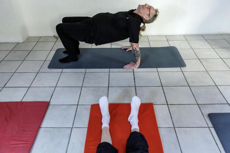 Instruktør Jan Lønning Petersen demonstrerer yoga-øvelserne for brugere af værestedet ’Stubben’ i Helsingør. 