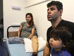 Nahid Reza fik et sår på sit ben, da hun løb efter Støjbergs ministerbil. Her ses hun med sin mand, Mouradbeigi Hooshyar, og parrets barn. 