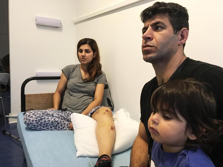 Nahid Reza fik et sår på sit ben, da hun løb efter Støjbergs ministerbil. Her ses hun med sin mand, Mouradbeigi Hooshyar, og parrets barn. 