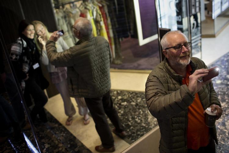 Under film-festivalen i Cannes i 2012 foreviger Peter Aalbæk Jensen her Louise Vesth (tv.) og Sisse Graum Jørgensen, der også er med i Zentropas ledelse. 