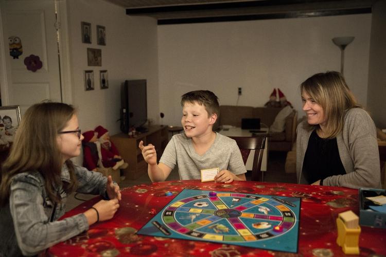 Der gik kun to måneder, fra familien først gang besøgte Ringkøbing og Vesterhavet, til de flyttede ind. Tvillingerne på 12 år, Thea og Aksel, er begejstrede for deres nye skole, og det er det vigtigste for moderen Dorthe Nonbo. 