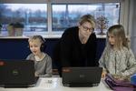 En lærer er syg, så børnehaveklasseleder Lene Zink har slået sin danskundervisning sammen med 2. klasserne. Her er det Line fra 2. klasse, som har hjulpet Anker fra 0. klasse med at logge ind på danskprogrammerne. 