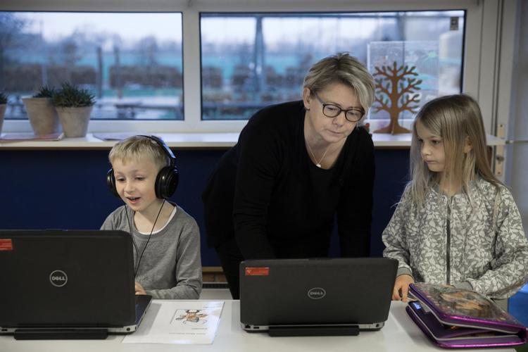 En lærer er syg, så børnehaveklasseleder Lene Zink har slået sin danskundervisning sammen med 2. klasserne. Her er det Line fra 2. klasse, som har hjulpet Anker fra 0. klasse med at logge ind på danskprogrammerne. 