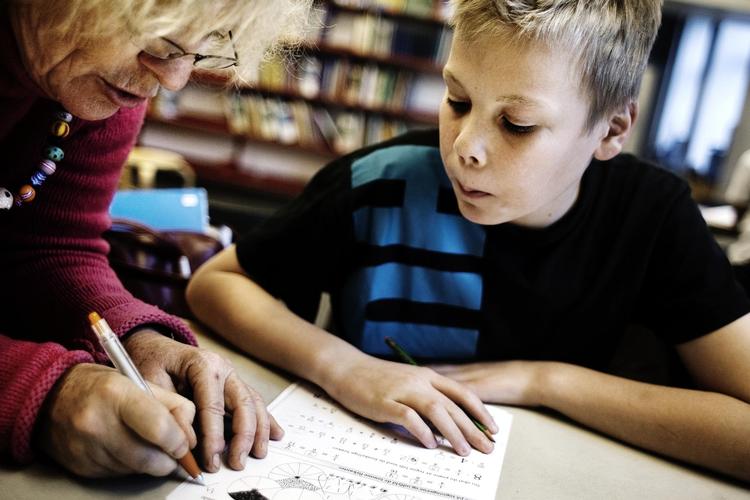 Politikernes mange løfter tyder på, at de ikke har læst på lektien om skolernes udfordringer. Lektielæsningen begynder i dag. 