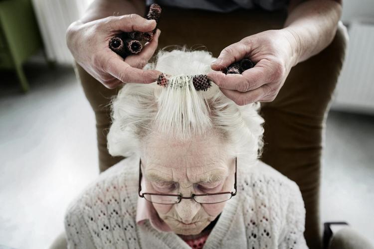 Mange ældre vil som Mary Hansen fra Verninge gerne have hjælp til personlig pleje, men der bliver færre hjælpere . 