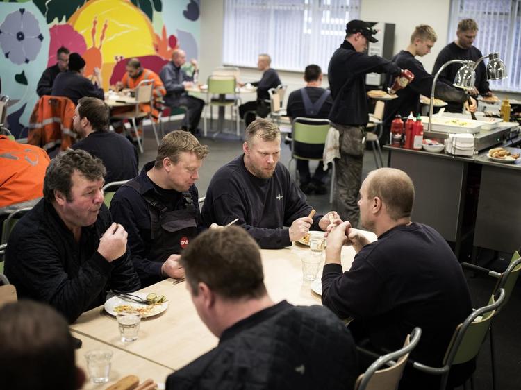 Statsansatte som for eksempel ansatte i DSB har betalt frokostpause. 