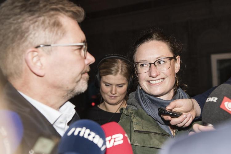 Ninna Hedeager Olsen fra Enhedslisten rykkede ind i magtens centrum ved kommunalvalget, hvor hun på baggrund af sit partis stemmetal valgte at blive borgmester for teknik og miljø. Her sammen med overborgmester Frank Jensen (S) Foto: Gregers Tycho. 