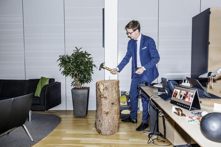 De internationale aftaler mod skattely kommer til at virke, er skatteminister Karsten Lauritzen (V) overbevist om. På sit kontor har han en huggeblok, som han ind i mellem slår store søm i. Ministeren fik den af sin bror, da han afviste at lægge afgift på brændeovne. 