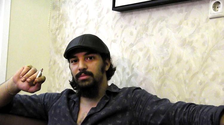 ’Yahya’ er en af de menneskesmuglere, som står frem i en ny DR-dokumentar. Han anser ikke sig selv for at være kriminel, men mener, at han hjælper mennesker i nød, når han tager sig betalt for at forsøge at få dem fra Grækenland til det nordligere Europa med rutefly. 