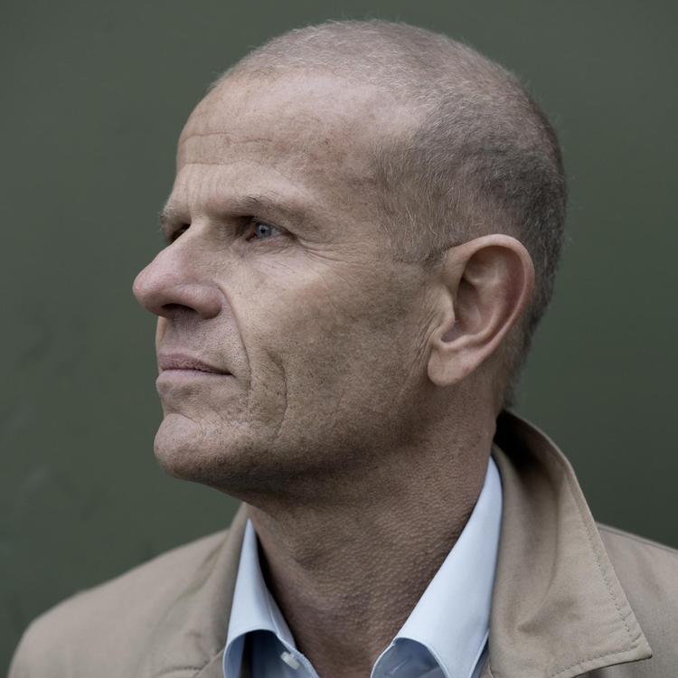 53-årige Lars Findsen har siden 2015 været chef for Forsvarets Efterretningstjeneste. Fra 2002 til 2007 var han chef i PET. I tiden mellem de to tjenester var han departementschef i Forsvarsministeriet. 