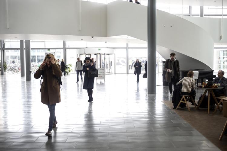 Fremover skal humanistiske specialer på Københavns Universitet være 20 sider kortere end på Aarhus Universitet. Censorerne i København må også kun bruge den halve tid på at læse og bedømme specialer i forhold til censorer i Aarhus. 